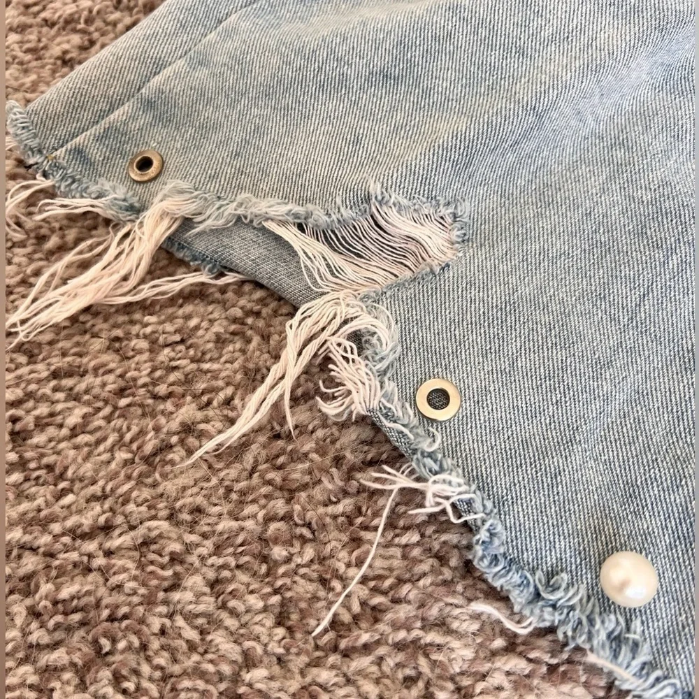 Lulu’s Distressed Denim Mini Skirt Sz S - Picture 3 of 4